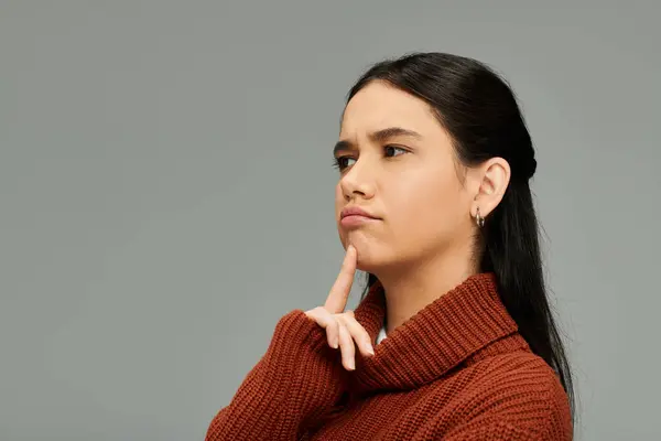An emotional woman dressed fashionably contemplates her thoughts and inspirations with curiosity. — Stock Photo