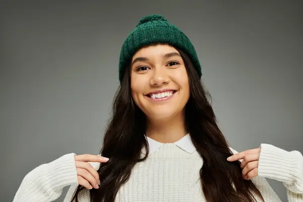 Una bella giovane donna nella moda invernale mostra la sua felicità con un sorriso luminoso. — Foto stock