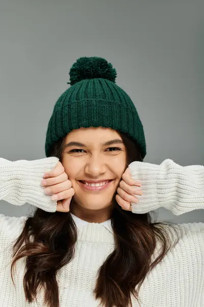 A stylish young woman beams with happiness, wearing a warm hat and sweater on a cool day. — Stock Photo