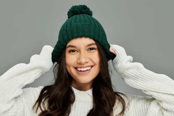 A cheerful young woman captures the moment wearing stylish winter fashion, radiating joy. — Stock Photo