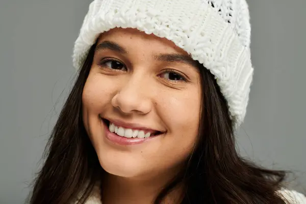 A pretty young woman smiles brightly, expressing joy while dressed in fashionable winter wear. — Stock Photo