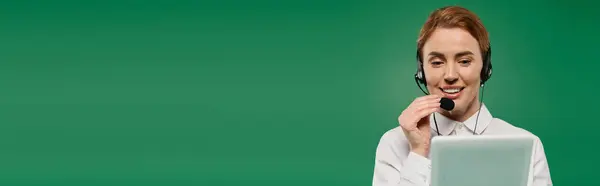 A confident woman in formal clothing communicates with clients using a headset while smiling and engaging. — Stock Photo