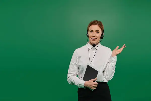 A professional woman dressed in a white shirt communicates enthusiastically in a call center environment. — Stock Photo