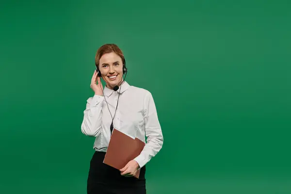 A woman in formal attire interacts with clients, showcasing professionalism in a dynamic call center environment. — Stock Photo