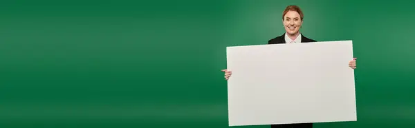 The TV presenter in a formal black outfit smiles, ready for a broadcast against a vibrant green backdrop. — Stock Photo
