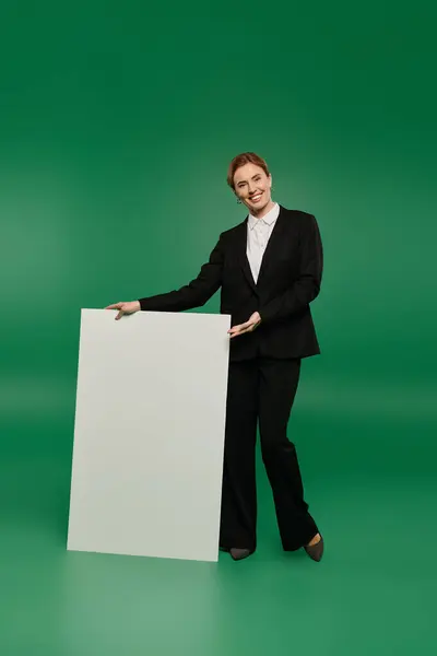 The presenter engages viewers with a warm smile, showcasing placard — Stock Photo