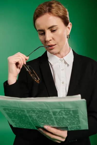 The TV presenter thoughtfully reading a newspaper — Stock Photo