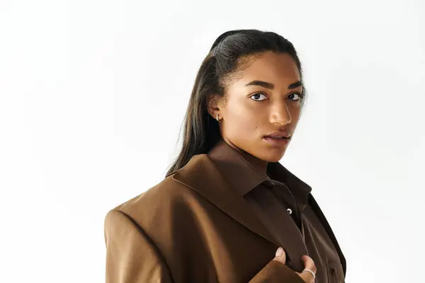 Una persona joven muestra un sentido de la moda moderna con prendas llamativas en un entorno brillante. — Stock Photo