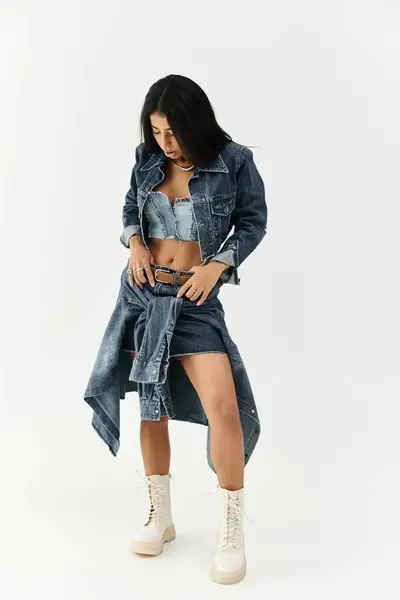 A fashionable young woman showcases her chic denim ensemble, exuding confidence and style. — Stock Photo