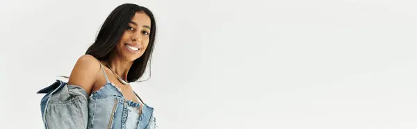 A young woman expresses her unique style with a chic denim outfit, radiating joy and confidence. — Stock Photo
