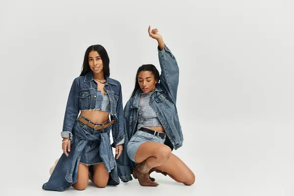 Dois jovens indivíduos mostram moda moda jeans enquanto desfrutam de um momento elegante juntos. — Fotografia de Stock