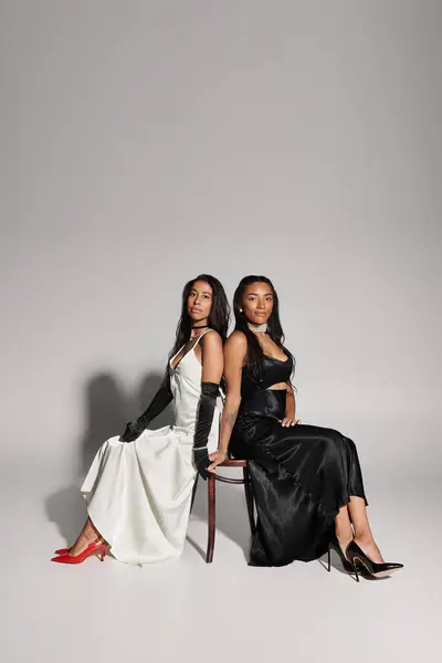 Vestita con un abito sofisticato, la giovane donna sta con le spalle allo spettatore, trasudando grazia.. — Foto stock