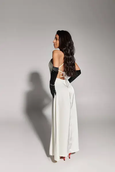 Uma jovem elegante mostra sua roupa chique enquanto golpeia uma pose confiante. — Fotografia de Stock