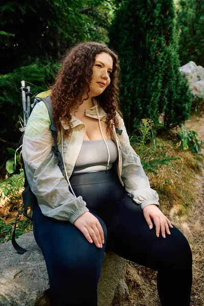 Eine schöne Frau entspannt sich inmitten von Wildblumen und umarmt die Wärme der Sonne und der Natur um sich herum. — Stockfoto