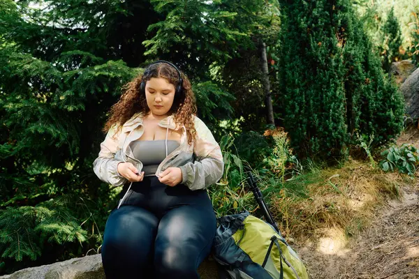 Прекрасная женщина plus size наслаждается спокойствием в естественной обстановке. — стоковое фото