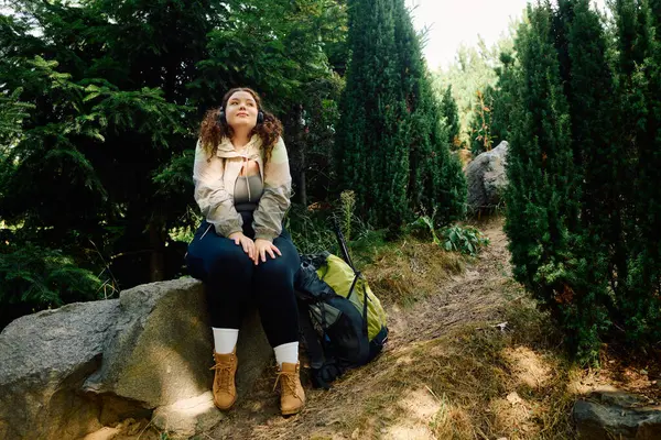 A joyful plus size woman relaxes in a picturesque forest, surrounded by natures beauty. — Stock Photo