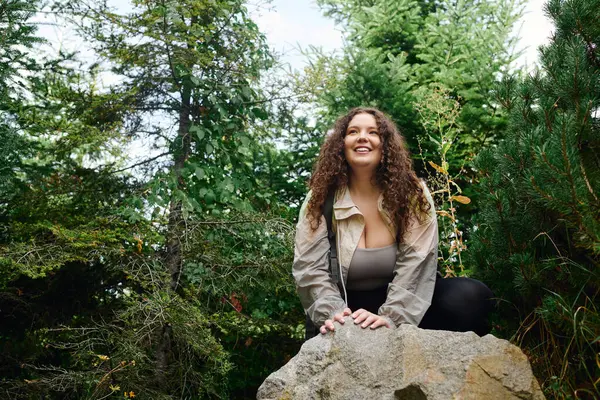 A beautiful woman explores the tranquility of nature, radiating joy in a verdant forest. — Stock Photo