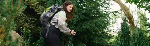 A confident plus size woman enjoys a peaceful stroll through a vibrant forest surrounded by greenery. — Stock Photo