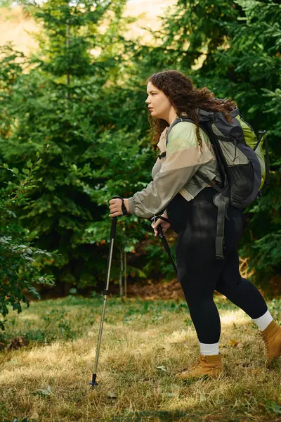 Una mujer de talla grande disfruta de una caminata tranquila, rodeada de una vibrante vegetación y la tranquilidad naturalezas. — Stock Photo