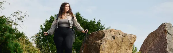 A confident plus size woman enjoys the natural beauty of a serene field while walking. — Stock Photo
