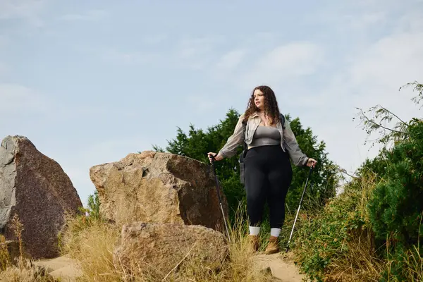 Женщина plus size уверенно стоит на красивом поле, наслаждаясь природными красотами.. — Stock Photo