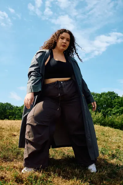 Красивая женщина plus size стоит высоко на природе, и вокруг нее царит тепло и спокойствие. — Stock Photo