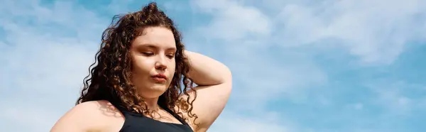 Uma bela mulher plus size se aquece no calor do sol, cercada por beleza naturezas. — Fotografia de Stock