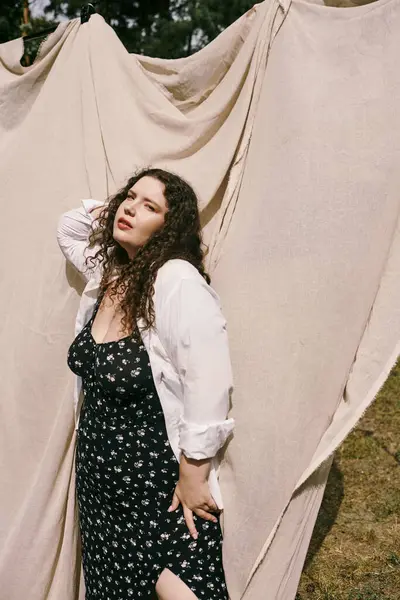 A stunning plus size woman stands confidently in a vibrant field, radiating natures beauty. — Stock Photo