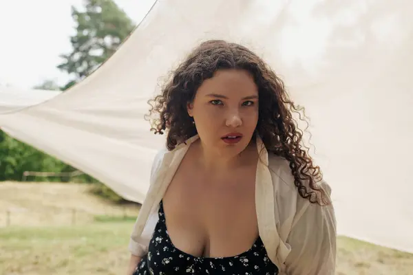 A confident plus size woman embraces the outdoors, reveling in the natural beauty around her. — Stock Photo