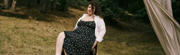 Eine atemberaubende Plus-Size-Frau entspannt sich im Freien und umarmt die Schönheit der Natur in einem friedlichen Feld. — Stockfoto