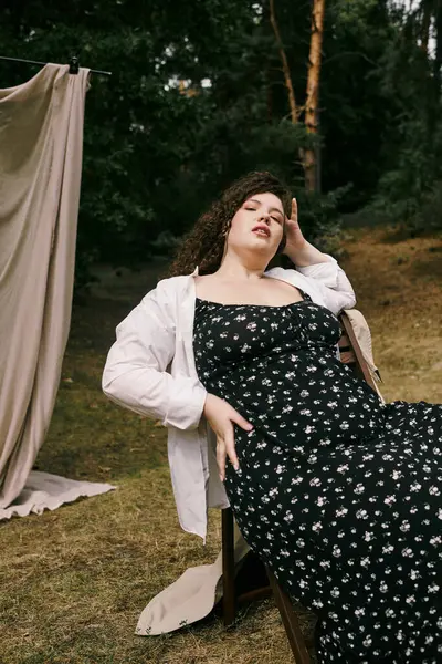 A confident plus size woman relaxes in a sunny field, embracing the beauty of nature around her. — Stock Photo