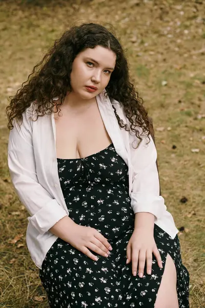 A curvy woman enjoys the tranquility of a sunny field, embracing natures beauty. — Stock Photo