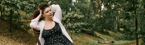 A lovely plus size woman relaxes amidst vibrant greenery, embracing the tranquility of nature. — Stock Photo