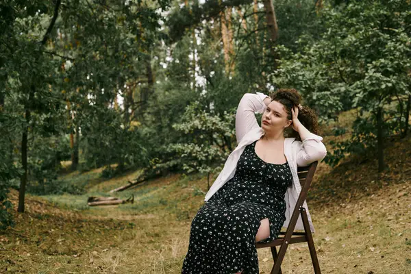A confident plus size woman relaxes amidst lush greenery, embracing the tranquility of nature. — Stock Photo