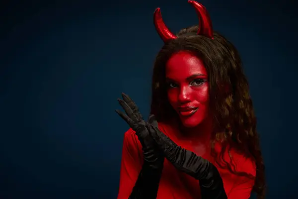 Une femme captivante vêtue d'une tenue d'Halloween saisissante respire la confiance et l'attrait. — Stock Photo