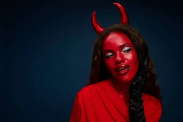 Une belle femme porte un costume d'Halloween saisissant, incarnant l'esprit festif et la créativité. — Photo de stock