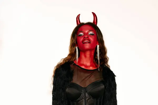 A mulher impressionante vestida como um diabo transpira confiança e fascínio durante as celebrações de Halloween. — Fotografia de Stock