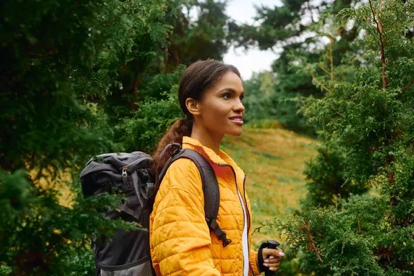 Explorando uma floresta durante o outono, uma jovem mulher desfruta das cores ricas e tranquilidade da natureza.. — Fotografia de Stock