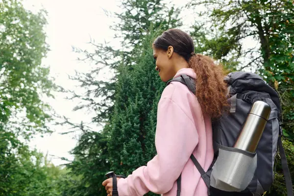 Una joven explora el vibrante bosque otoñal, abrazando la belleza de la naturaleza mientras hace senderismo. — Stock Photo