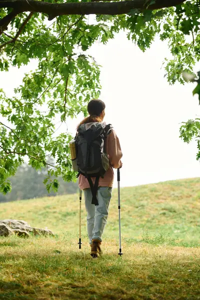 Uma jovem afro-americana explora uma vibrante floresta de outono, abraçando a natureza em sua caminhada. — Fotografia de Stock
