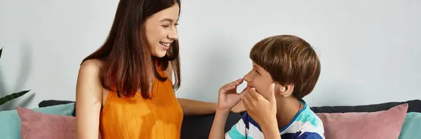 Un bambino si impegna felicemente con sua madre, condividendo un momento speciale pieno di legami. — Foto stock