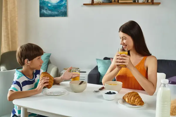 A mother and her son share a cheerful breakfast filled with love and connection at their table. — Stock Photo