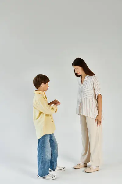 A mother lovingly communicates with her hearing impaired son in a calm atmosphere. — Stock Photo