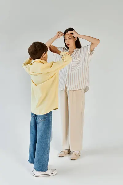 Un niño y su madre participan en una interacción significativa, fomentando la conexión y la comprensión. - foto de stock