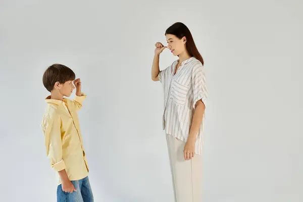 Une mère attentionnée se connecte avec son fils malentendant, soulignant leur lien fort. — Photo de stock