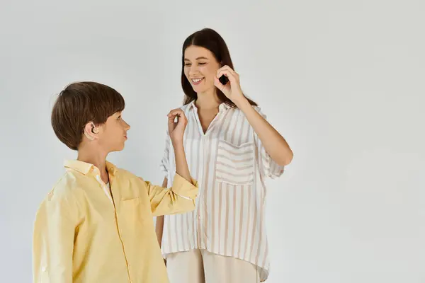 Une mère aimante se connecte ludique avec son fils malentendant par la communication. — Photo de stock