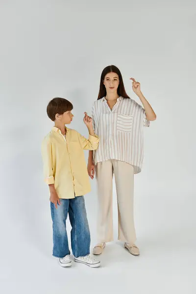 A mother and her son express themselves through sign language in a warm, affectionate moment. — Stock Photo