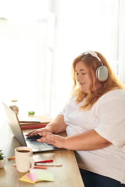 The woman immerses herself in work while listening to music, radiating joy and confidence. — Stock Photo
