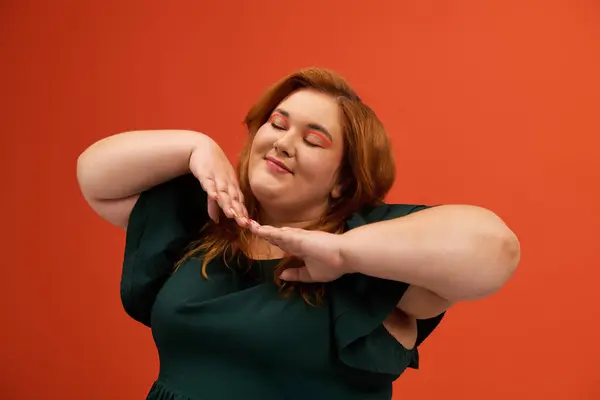 Una donna plus size abbraccia la gioia e la fiducia, mostrando il suo sorriso radioso e posa espressiva. — Foto stock