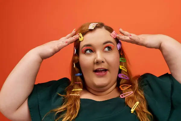 Brightly colored clips adorn her hair as she joyfully showcases her playful style and confidence. — Stock Photo